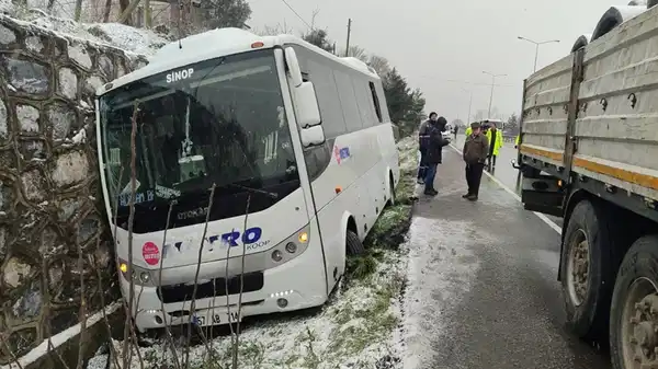 Samsun’da yolda kaza yapanlara otobüs çarptı: 1 ölü, 3 yaralı