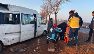 Şanlıurfa’da işçi servisi ağaca çarptı: Yaralılar var!