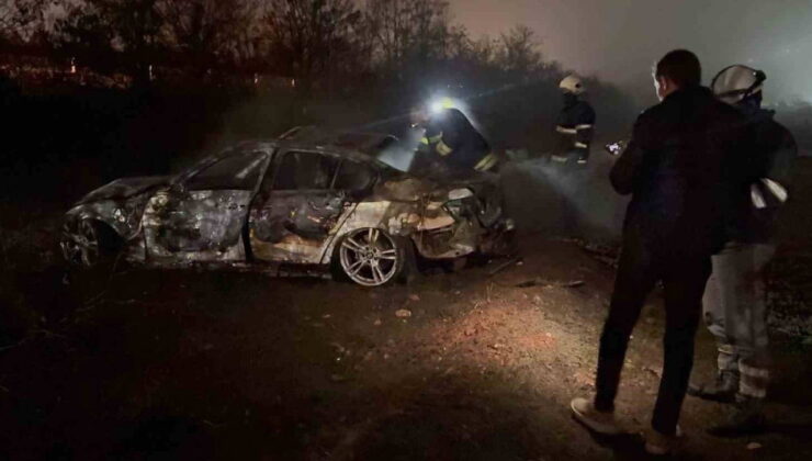 Şarampole uçan otomobil alev aldı: Son anda canlarını kurtardılar