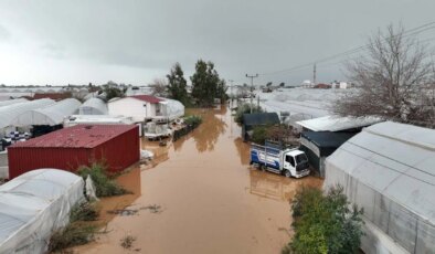 ‘Sarı kod’la uyarılan Antalya’da tarım alanları su altında kaldı