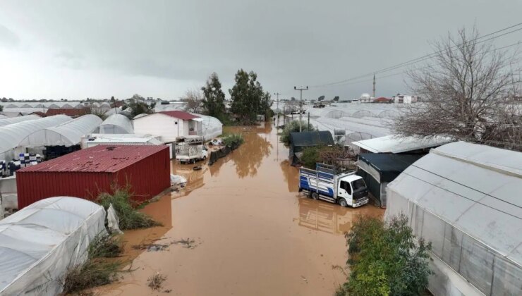 ‘Sarı kod’la uyarılan Antalya’da tarım alanları su altında kaldı