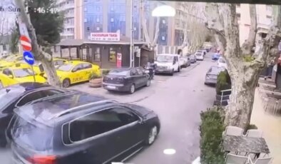 Sarıyer’de ağaç otomobilin üzerine devrildi; seyir halindeki araç son anda kurtuldu