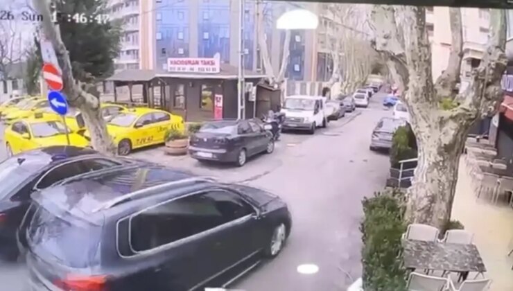 Sarıyer’de ağaç otomobilin üzerine devrildi; seyir halindeki araç son anda kurtuldu