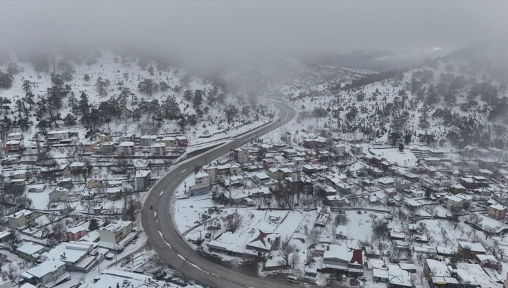 Sertavul Yaylası karla beyaza büründü