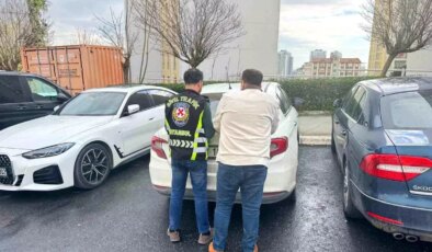 Servis sürücüsü trafikte sinirlendi, kafa atarak taksinin camını kırdı