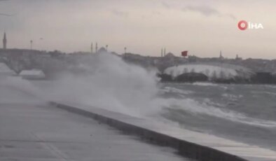 Şiddetli lodos Marmara’da etkili oluyor: Gemiler dalgalar nedeniyle ilerleyemedi