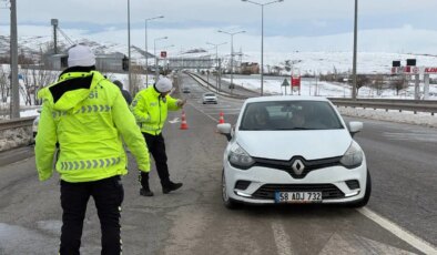 Sivas-Kayseri karayolu tipi nedeniyle ulaşıma kapatıldı