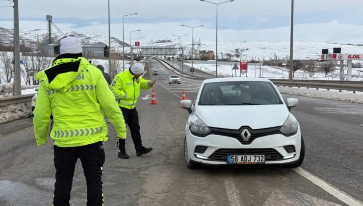 Sivas-Kayseri karayolu tipi nedeniyle ulaşıma kapatıldı
