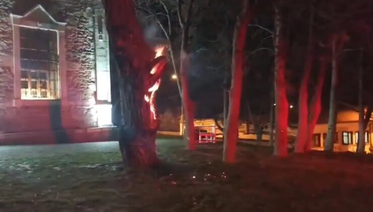 Sivrihisar Tarihi Ermeni Kilisesi önündeki tarihi ağaç ateşe verildi