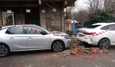 Sultanbeyli’de balkon çöktü: 2 araç hasar gördü