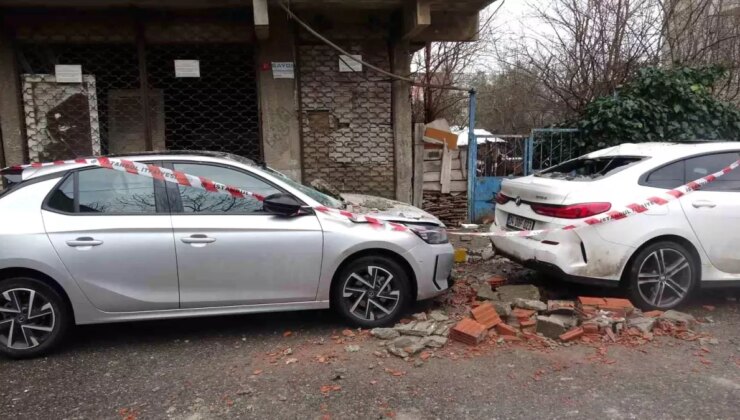 Sultanbeyli’de balkon çöktü: 2 araç hasar gördü