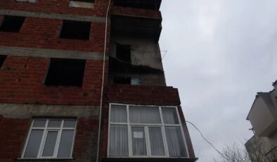 Sultanbeyli’de bir evin balkonu çöktü: Araçlar zarar gördü!