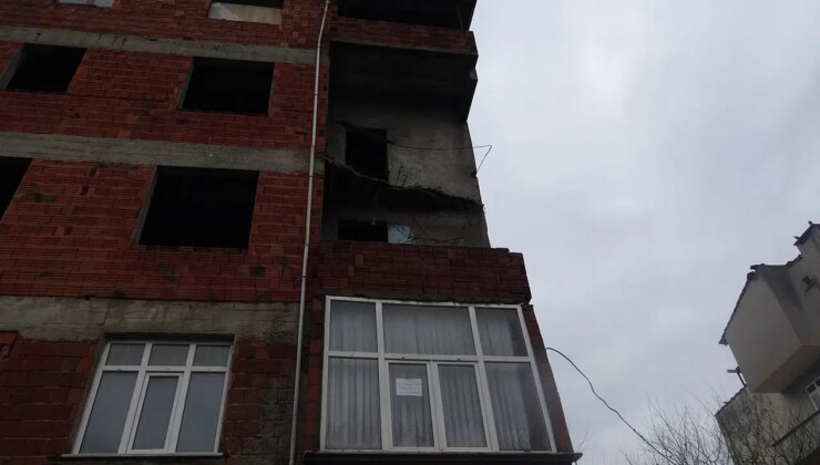 Sultanbeyli’de bir evin balkonu çöktü: Araçlar zarar gördü!