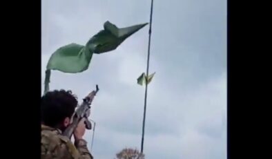 Suriyeli asker PKK/YPG paçavrasını silahla ateş ederek indirdi