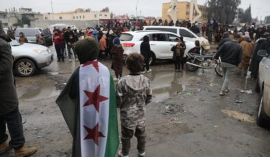 Suriyeliler yuvalarına dönmenin sevincini yaşıyor: Soğuk ve yağmura rağmen yüzleri gülüyor