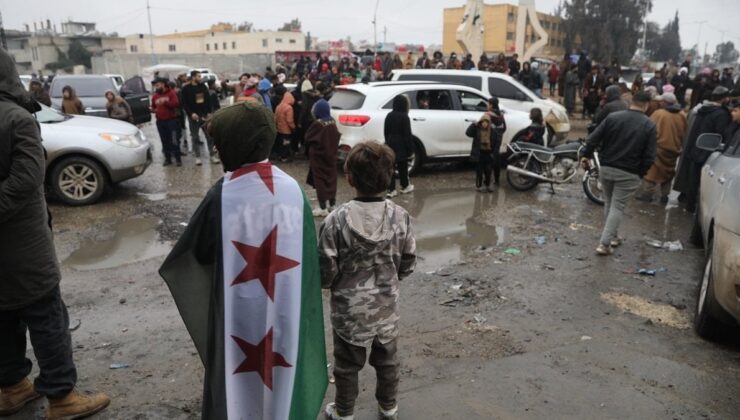 Suriyeliler yuvalarına dönmenin sevincini yaşıyor: Soğuk ve yağmura rağmen yüzleri gülüyor