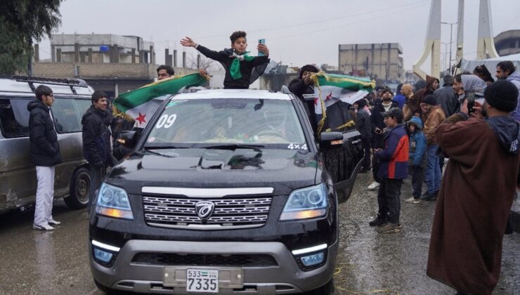 Suriye’nin Tabka kentinde halk, bölgenin YPG/SDG’den kurtarılmasını kutladı