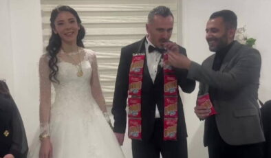 Takı töreninde ilginç anlar: Damada altın yerine çubuk kraker takıldı