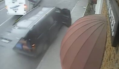 Taksim’de facianın eşiğinden dönüldü: Turist dolu minibüsün el freni çekilmedi, ağaca çarptı!