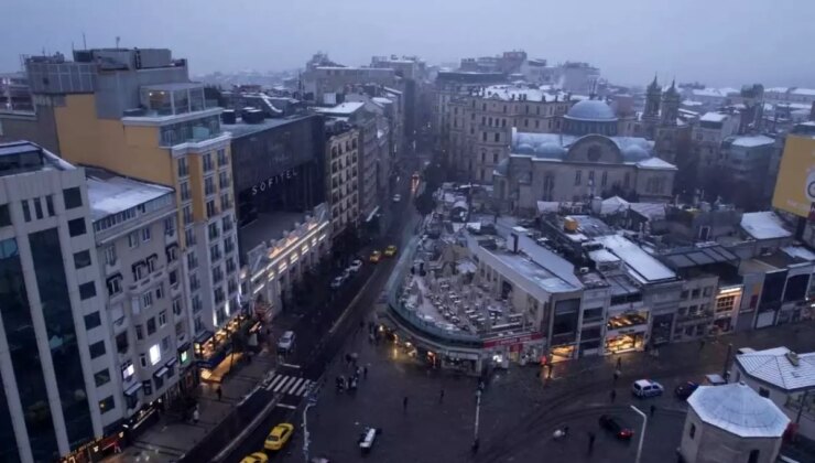 Taksim’de kar yağışı etkili oluyor