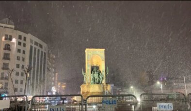 Taksim’de kar yağışı gece saatlerinde etkisini gösterdi