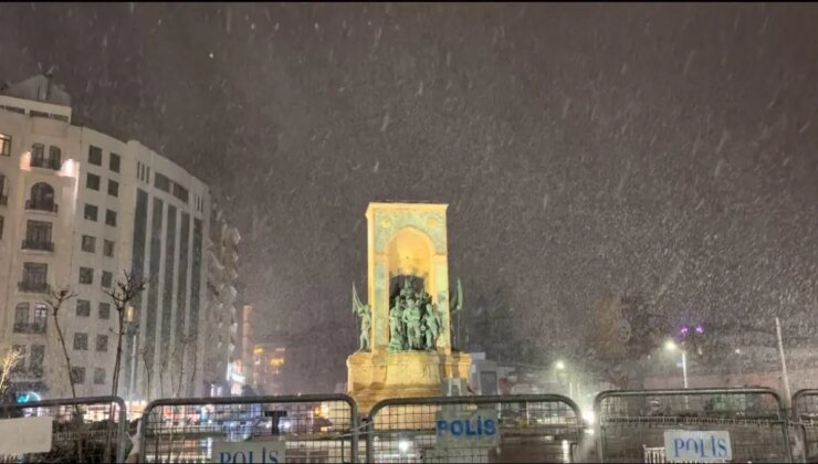 Taksim’de kar yağışı gece saatlerinde etkisini gösterdi