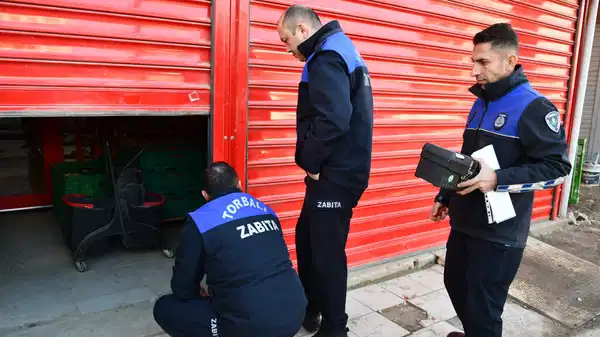 Tarihi geçmiş ürün sattılar! İzmir’de iki zincir market şubesi mühürlendi