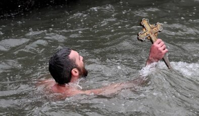 Tarihi Moda İskelesi’nde denizden haç çıkarma töreni yapıldı