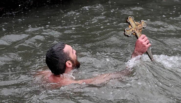 Tarihi Moda İskelesi’nde denizden haç çıkarma töreni yapıldı