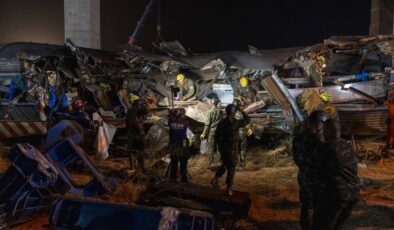 Tayland’da üzerine vinç düşen tren devrildi: 32 ölü