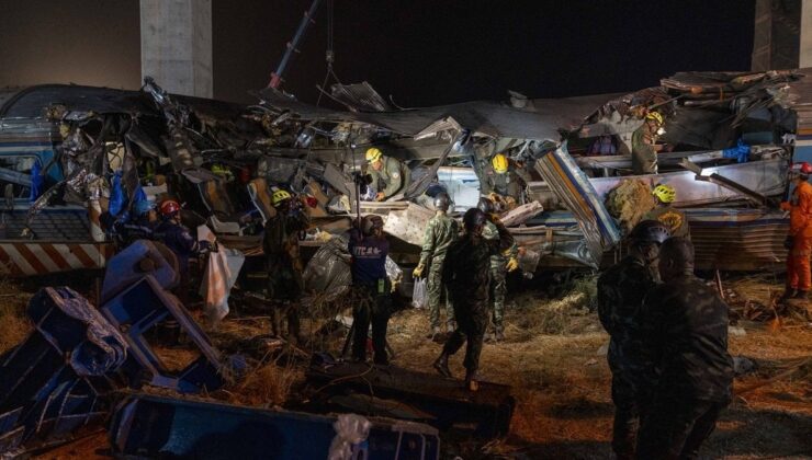 Tayland’da üzerine vinç düşen tren devrildi: 32 ölü