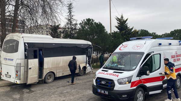 Tekirdağ’da servis midibüsleri kafa kafaya çarpıştı: Çok sayıda yaralı var!