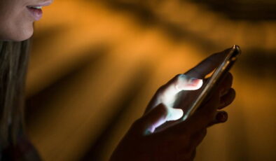 Telefonu sürekli ‘karanlık mod’da kullananlar dikkat: Gözü dinlendirmek yerine daha çok yoruyor olabilirsiniz…