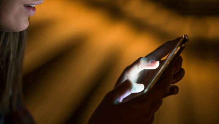 Telefonu sürekli ‘karanlık mod’da kullananlar dikkat: Gözü dinlendirmek yerine daha çok yoruyor olabilirsiniz…