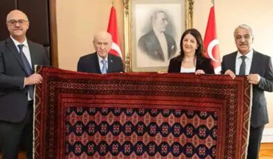 Terör örgütü PKK lideri Öcalan’dan Bahçeli’ye ‘kilim’ hediyesi: Bahçeli teşekkür etti, kilime ’27 Şubat 2025 Barış ve Demokrasi Kilimi’ adını verdi