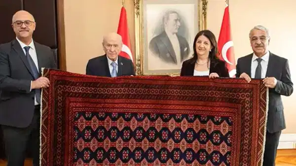 Terör örgütü PKK lideri Öcalan’dan Bahçeli’ye ‘kilim’ hediyesi: Bahçeli teşekkür etti, kilime ’27 Şubat 2025 Barış ve Demokrasi Kilimi’ adını verdi