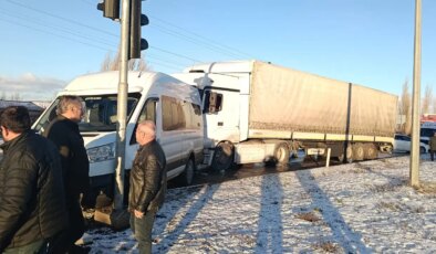 Tokat’ta buzlanma zincirleme kazaya oldu: 5 araç birbirine girdi