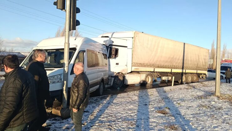 Tokat’ta buzlanma zincirleme kazaya oldu: 5 araç birbirine girdi