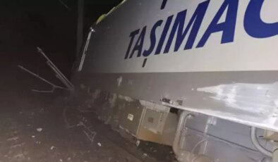 Toprak kaydı, yolcu treni raydan çıktı: 1 yaralı