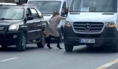 Topuklu ayakkabısıyla aracından inip servistekilere saldırdı