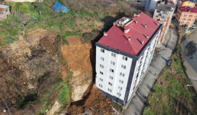 Trabzon’da heyelan… Evlerin camları kırıldı, odalar kaya ve toprakla doldu!