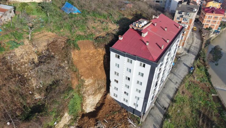 Trabzon’da heyelan… Evlerin camları kırıldı, odalar kaya ve toprakla doldu!