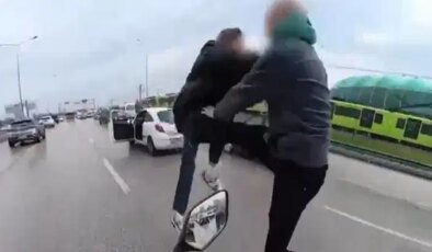 Trafikte tekme-yumruk kavga ettiler: Ehliyetlerine el konuldu