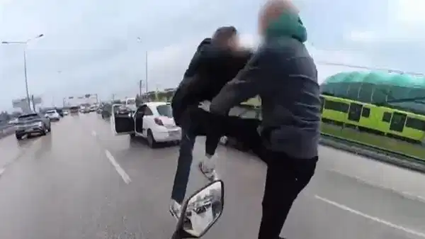 Trafikte tekme-yumruk kavga ettiler: Ehliyetlerine el konuldu