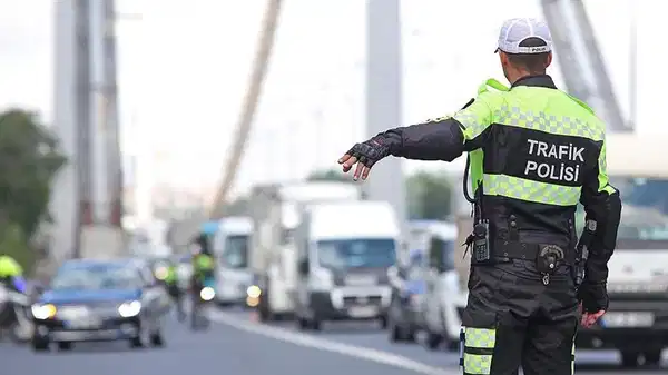 Trafikte yeni dönem resmen başlıyor: Aracından inenin ehliyetine el konulacak!