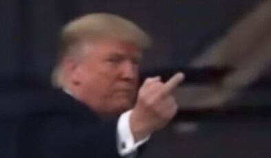 Trump, kendisine “pedofili koruyucusu” diye bağıran adama orta parmak gösterdi