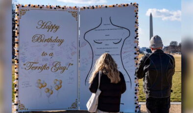 Trump’ın adının geçtiği Epstein doğum günü notu dev afişe dönüştü