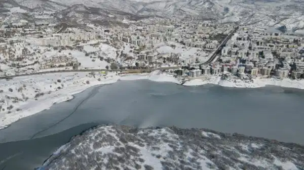 Tunceli’de Uzunçayır Baraj Gölü 15 yıl sonra buz tuttu
