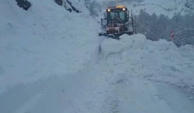 Tunceli’de yola çığ düştü