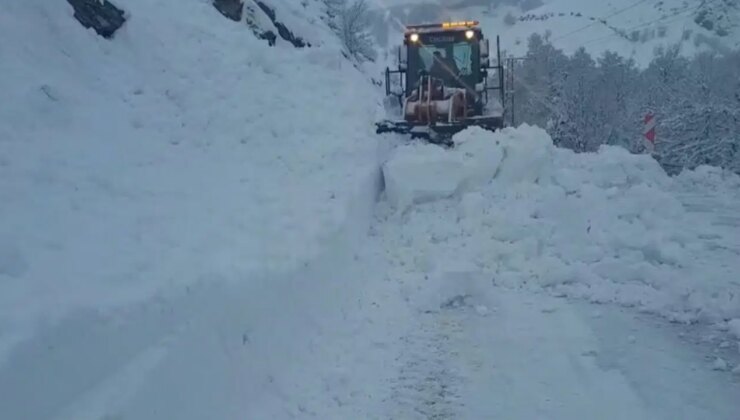 Tunceli’de yola çığ düştü